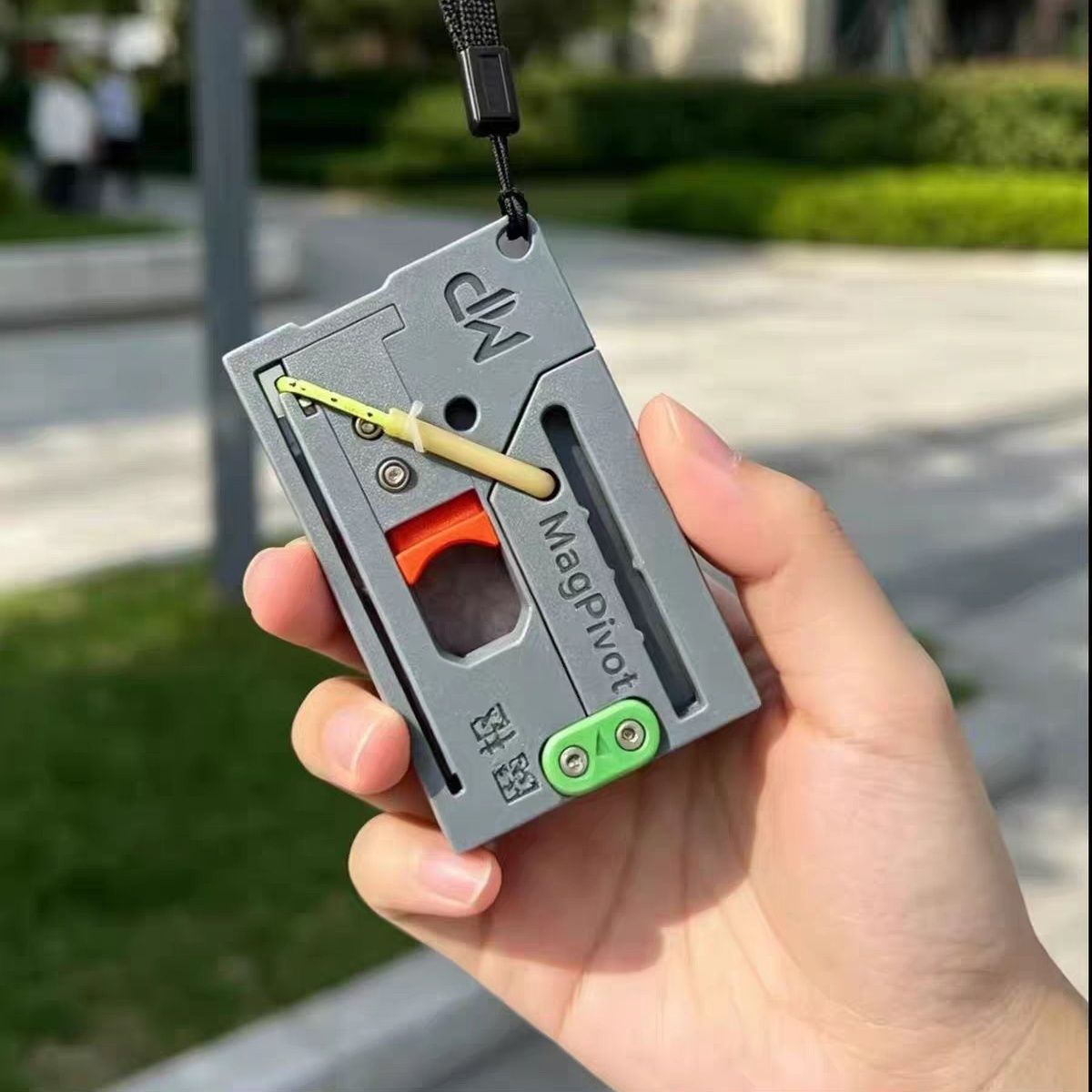 MagaPivot Card Slingshot Porta - đánh giá và giá Edc Carry Card
